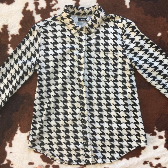 Simple chic button down top - Picture 2 of 6